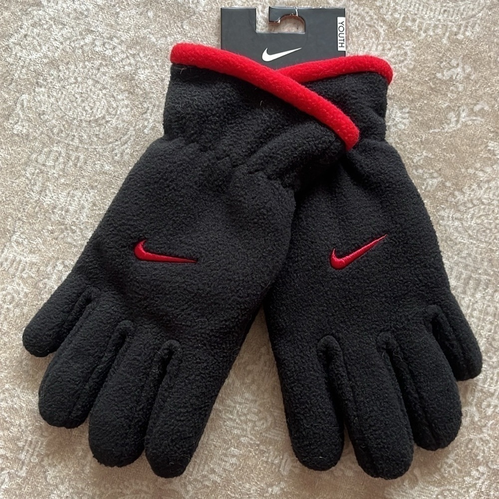 Brand New Nike Boys Black & Red Fleece Winter Gloves Sporty Embroidered Swoosh